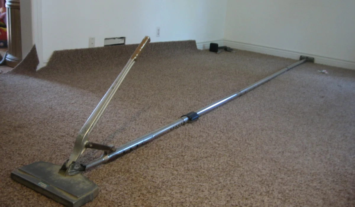 Carpet stretching tool used to pull carpet tight over the tack strip